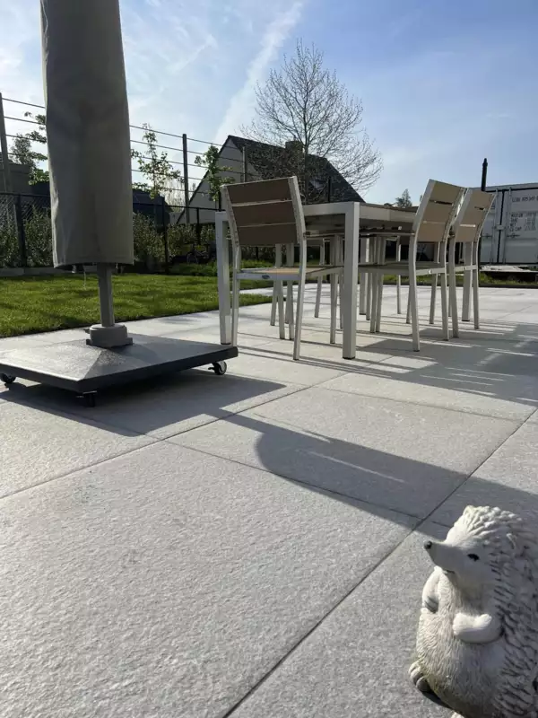 Led verlichting op beton afsluiting of woning met grond spots