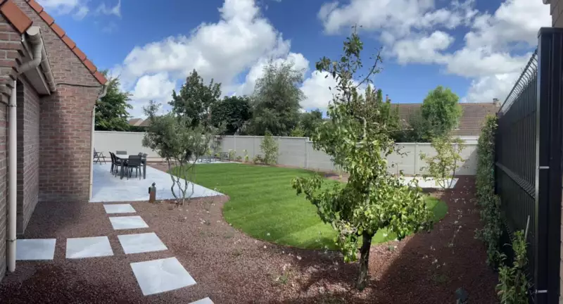 Lava stenen tussen beplanting