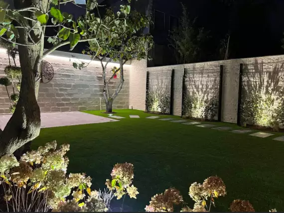 05D5645B-945F-4477-8E36-F098B02D2E19 - Plaatsen tuin verlichting